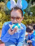 「ドーキンズ英里奈、我が子と"青コーデ"でディズニー満喫「いつかアナ雪コスで行きたいなぁ」」の画像1