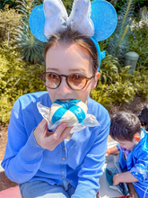 ドーキンズ英里奈、我が子と"青コーデ"でディズニー満喫「いつかアナ雪コスで行きたいなぁ」