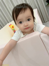 川崎希、次女・グーちゃんと同じ月齢の長女を公開「0才ラストくらいのsisterの写真」