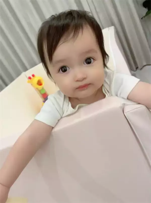 川崎希、次女・グーちゃんと同じ月齢の長女を公開「0才ラストくらいのsisterの写真」