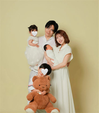 第3子出産の"くみっきー"舟山久美子、家族5人で記念写真「大切な宝物が、またひとつ増えました」