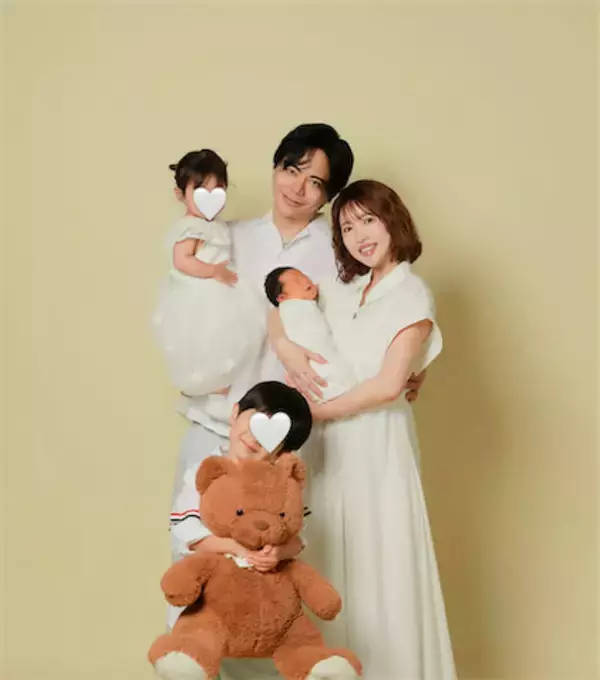 第3子出産の"くみっきー"舟山久美子、家族5人で記念写真「大切な宝物が、またひとつ増えました」