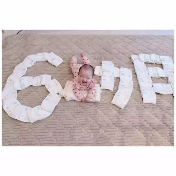 生後6カ月の夢空ちゃんが可愛い　辻希美、‟ハーフバースデー”のオムツアートを披露