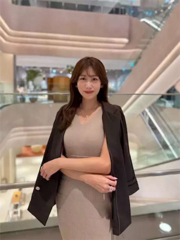 元NHK 中川安奈、「品とオトナの色気がある」肌見せディナーコーデに惚れ惚れ「美しい」