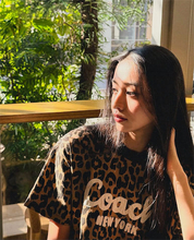 Koki,、COACHのレオパード柄Tシャツでコーヒーブレイク　美しい横顔にうっとり