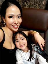 紅蘭、もうすぐ小2の愛娘と仲良し2ショット「全くわからなかった日本語も驚くほど成長」