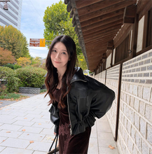 40歳"美しすぎる気象予報士"、秋の甘辛コーデが麗しすぎる「めちゃくちゃ綺麗」「女神」