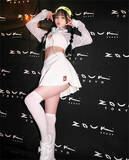 「DJデビュー果たしたみもれもん、美ヒップラインのぞくオールホワイトコーデ披露「イカしてます」」の画像1