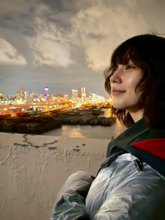 のん、『MISS KING』オフショット公開　夜景に溶け込む柔らかな横顔に反響