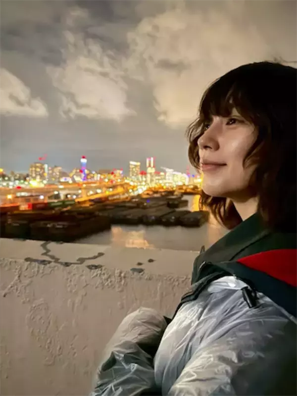 のん、『MISS KING』オフショット公開　夜景に溶け込む柔らかな横顔に反響