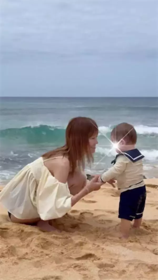 元伝説のキャバ嬢・愛沢えみり、ハワイの海辺で息子の成長に感激「ずっと抱っこ紐の中にいたけど」