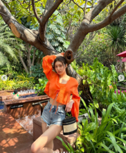 阿部なつき、ビビットオレンジのへそ出し夏コーデで美ボディを披露「異次元スタイル」