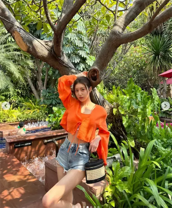 阿部なつき、ビビットオレンジのへそ出し夏コーデで美ボディを披露「異次元スタイル」