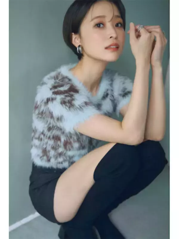 “ちょこんと座り”も美しい、渡邊渚が「2026年カレンダー」オンラインサイン会開催を報告