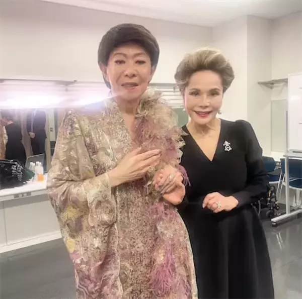 パーキンソン病公表の美川憲一、デヴィ夫人・神田うのらと"ゴージャスな2ショット"が話題