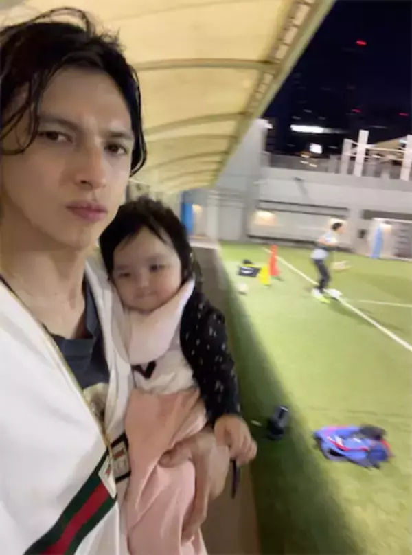 アレクサンダー、長男のサッカー応援に大忙し！次女・グーちゃんとの微笑ましい自撮り公開