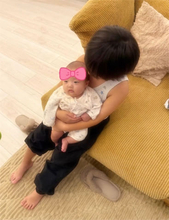 杉浦太陽、6歳三男が0歳次女を“しっかり抱っこ”する兄妹愛ショット公開