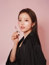 本田真凜、YSL新作リップ紹介に反響「前髪かきあげスタイル最高」