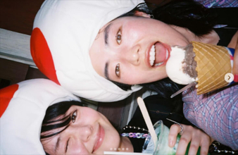 唐田えりか、『極悪女王』で共演した人気女芸人とユニバを満喫！