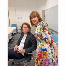 「収録に向かう途中パパ発見」松本伊代、仕事の合間に会った夫・ヒロミとの夫婦2ショット公開