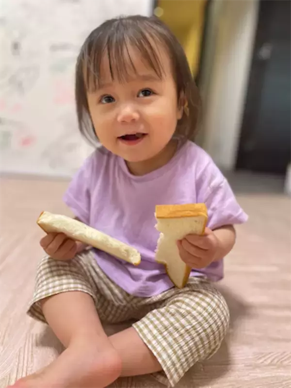 山本圭壱、1歳愛娘の滑り台満喫→帰宅後"両手にパン"な姿披露「ちょいワルなにこりさん」