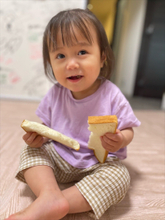 山本圭壱、1歳愛娘の滑り台満喫→帰宅後"両手にパン"な姿披露「ちょいワルなにこりさん」