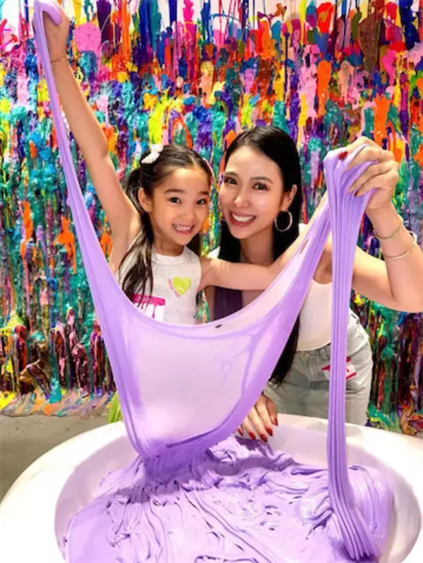 草刈正雄の長女・紅蘭、愛娘とLA“スライムミュージアム”で大はしゃぎ「ほんと素敵な親子」