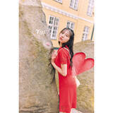 「日向坂46 河田陽菜、キスマークのモニュメントと撮影された先行カット第8弾が公開」の画像1