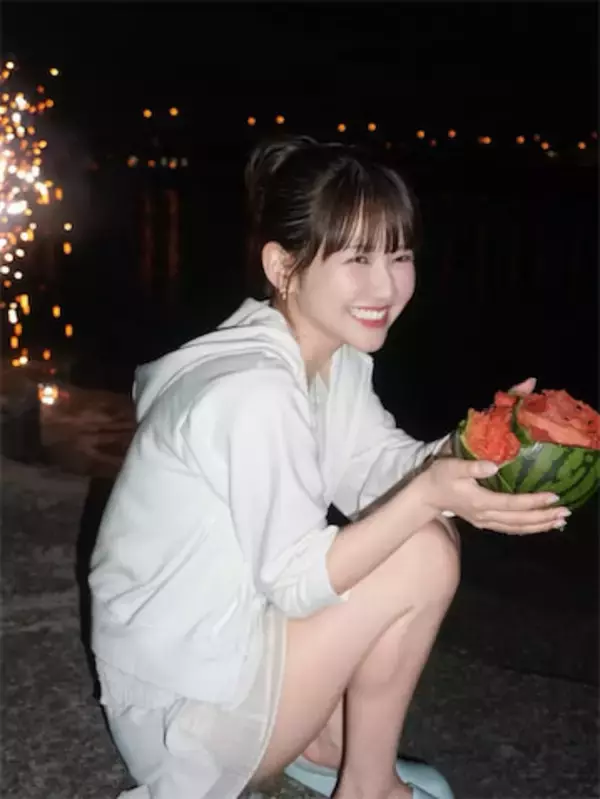 佐藤ノア、スイカ割り＆花火を満喫　"夏の始まり"ショットに「笑顔が可愛すぎる！」