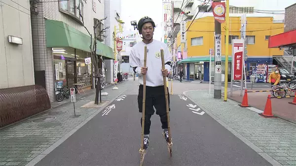 パンサー尾形がゴールデン初の単独冠番組、竹馬で“街ブラ”するハプニング連続の30分