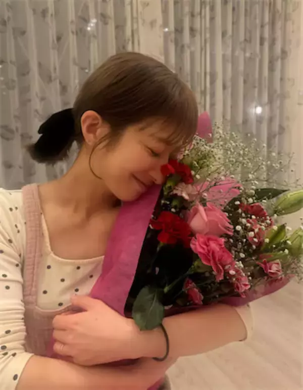 希空「ままいつもありがとう大好き」、花束を抱える母・辻希美の笑顔ショット公開