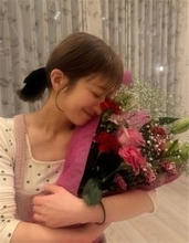 希空「ままいつもありがとう大好き」、花束を抱える母・辻希美の笑顔ショット公開