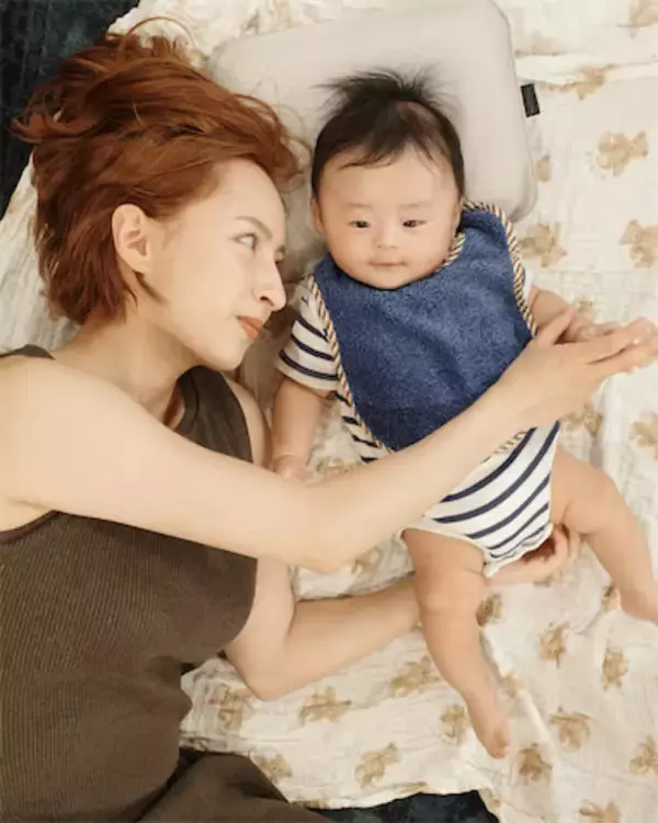 29歳インフルエンサー、愛息子と“寝転び”2ショット「君が可愛いすぎてどうしよう」