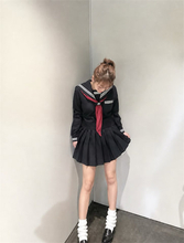 「足ほっそ」鈴木奈々38歳、超ミニ×生足ルーズソックスのセーラー服姿に「許されるくらい可愛い」