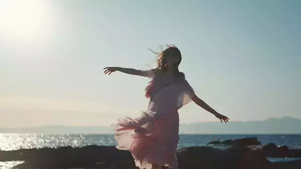 「生田絵梨花、1stEP収録の“初めて自分で作詞作曲”した楽曲『No one compares』MVが解禁」の画像