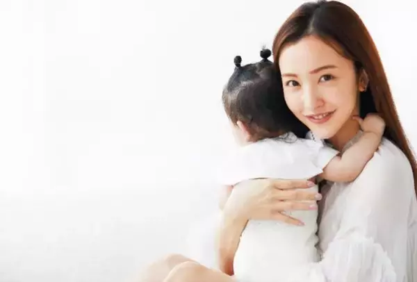 板野友美が娘と『中期のひよこクラブ』表紙でメディア初の“母子共演”「感慨深い」