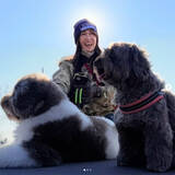 「工藤静香、愛犬との仲良しショットで新年の挨拶「笑顔が眩しい」「癒されました」」の画像1