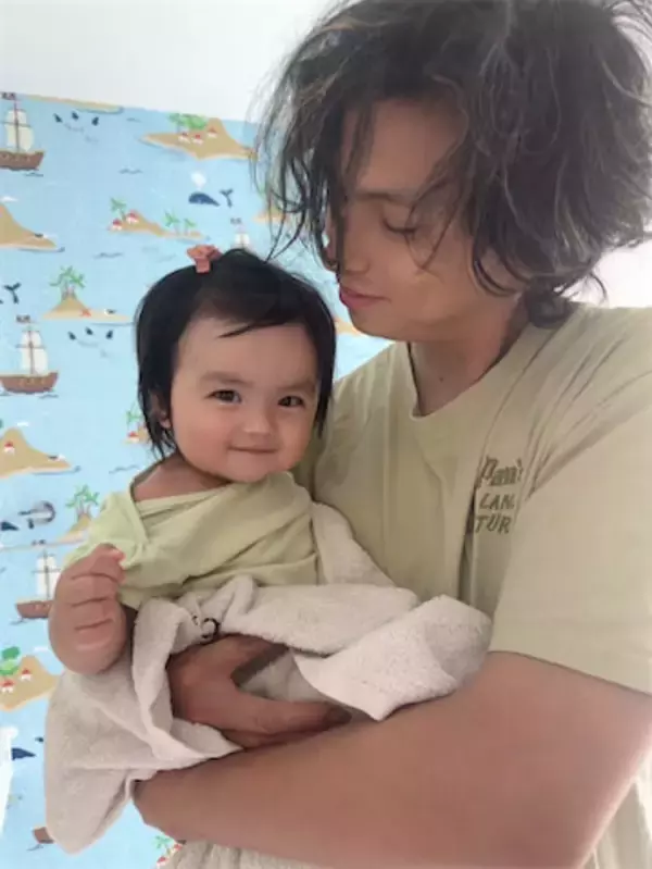 アレクサンダー、次女・グーちゃんの朝風呂あがりショットを公開「可愛い」とメロメロ