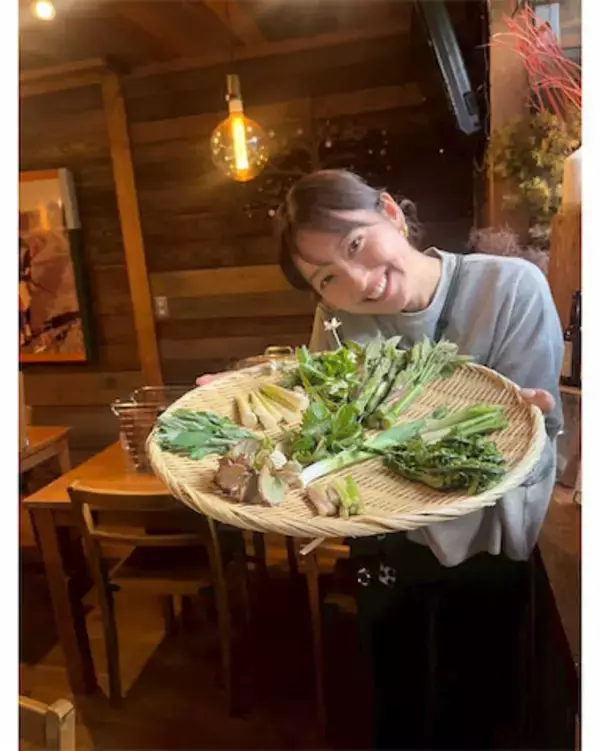 佐々木希、子ども＆友人家族と恒例の山菜採りへ　長靴姿に「やたらかわいい」の声
