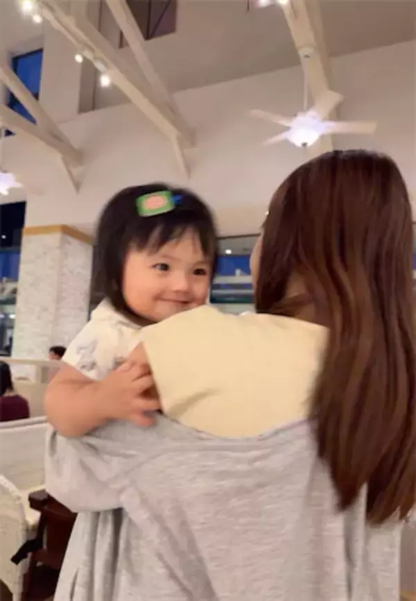 川崎希、次女・グーちゃんの甘えん坊ショット公開「抱っこのときのニコニコ顔が可愛い」