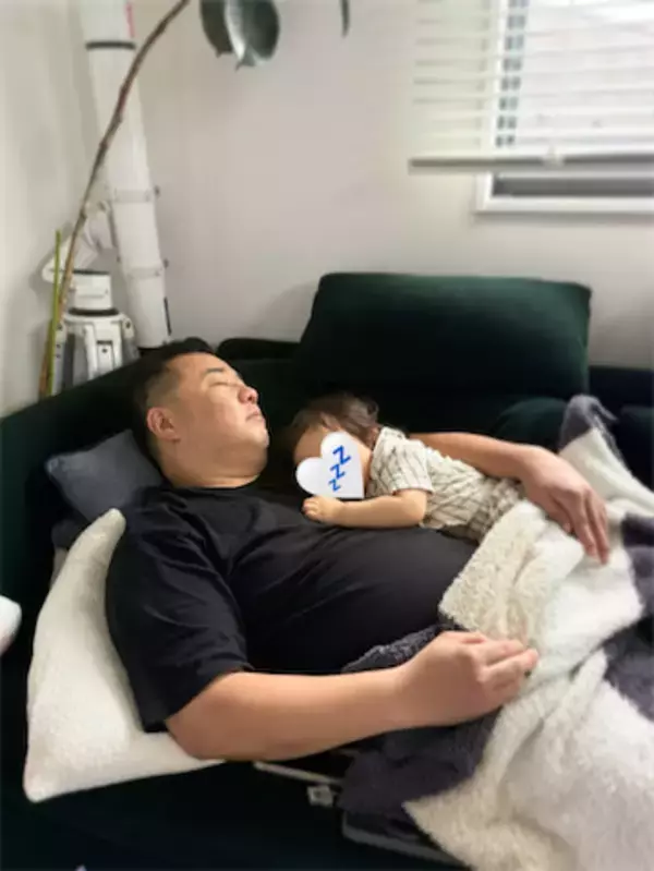 「パパに抱かれて30秒…」堤下敦、1歳息子と気持ちよさそうに眠るお昼寝ショット公開