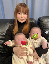 餃子のような耳に七三分け…中川翔子、「次々といろいろ見せてくれて面白い」双子の近影公開