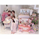 「辻希美、ピンクの人形が目を引く「18歳差姉妹」のひな祭りショット公開」の画像1