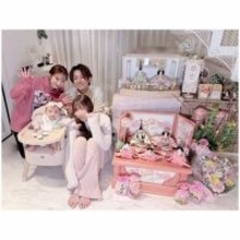 辻希美、ピンクの人形が目を引く「18歳差姉妹」のひな祭りショット公開