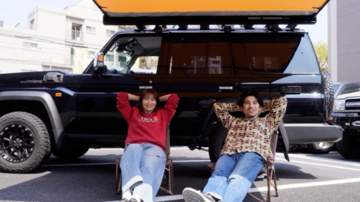 新山千春、中尾明慶とYouTubeコラボ「めちゃくちゃ楽しかった」愛車"ランクル70"前で笑顔