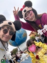 わたなべ麻衣、夫・JOY＆5歳娘とディズニー満喫　家族ショットに「幸せそう」「絵になる」の声