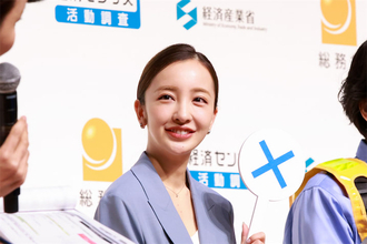 「こんな社長の下で働きたい！」板野友美、凛とした“女社長”スーツで登場。林大臣も「ともちん」呼びで経営者オーラを絶賛