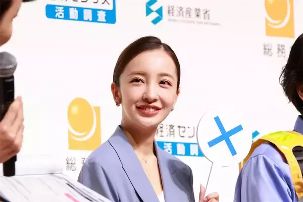 「こんな社長の下で働きたい！」板野友美、凛とした“女社長”スーツで登場。林大臣も「ともちん」呼びで経営者オーラを絶賛