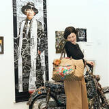 「安田成美、「木梨憲武展」設営に同行　「画伯に絵を描いてもらった」特製バッグ披露」の画像1