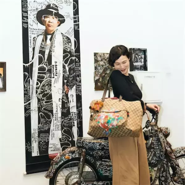 安田成美、「木梨憲武展」設営に同行　「画伯に絵を描いてもらった」特製バッグ披露